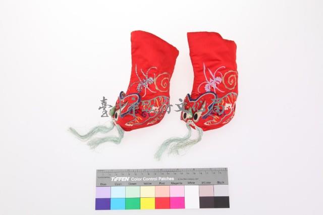 紅緞地虎頭繡花幼童鞋套藏品圖，第1張