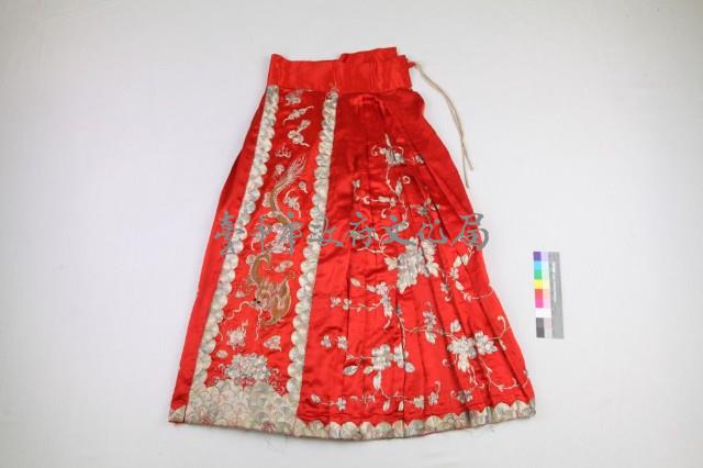 紅綢地盤金繡金龍吐珠牡 丹花馬面裙藏品圖，第1張