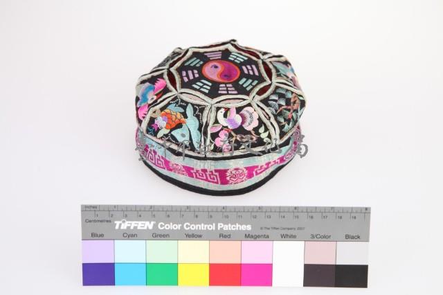 黑緞地彩繡八卦童帽藏品圖，第1張