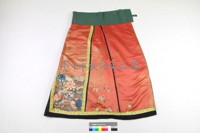 橘綢地彩繡牡丹花馬面裙藏品圖，第1張