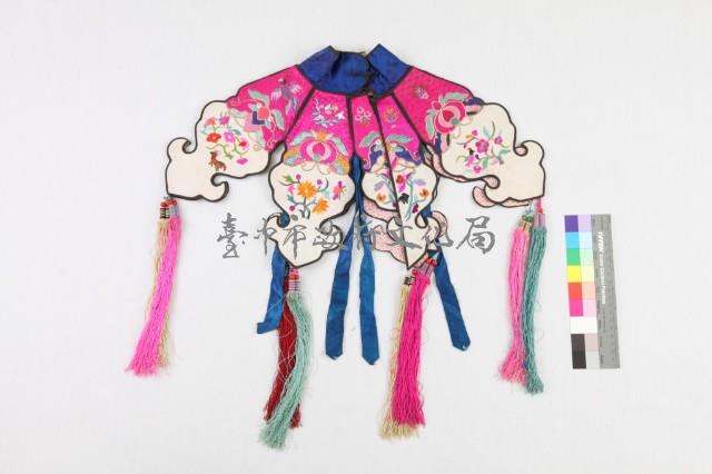 粉白地納紗彩繡花鳥紋如意雲頭形雲肩藏品圖，第1張