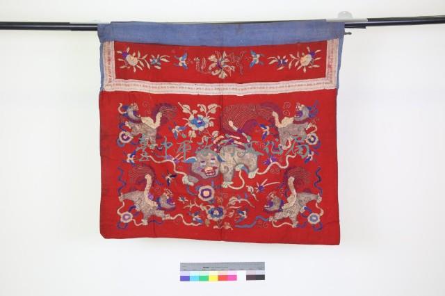 紅綢地盤金彩繡五獅戲球紋桌圍藏品圖，第1張
