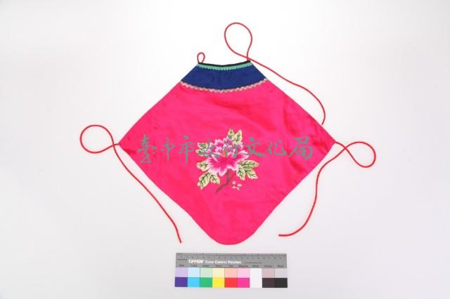 桃紅緞地牡丹紋肚兜藏品圖，第1張