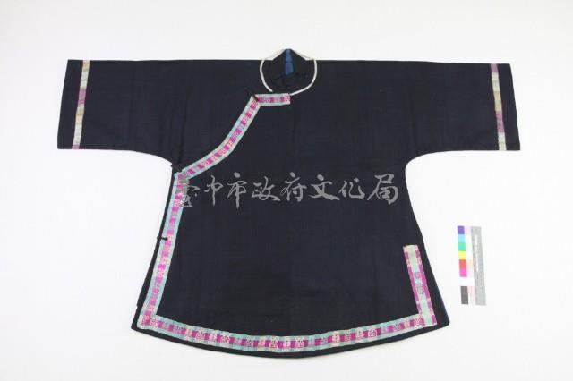 黑棉地貼飾繡帶大襟衫藏品圖，第1張