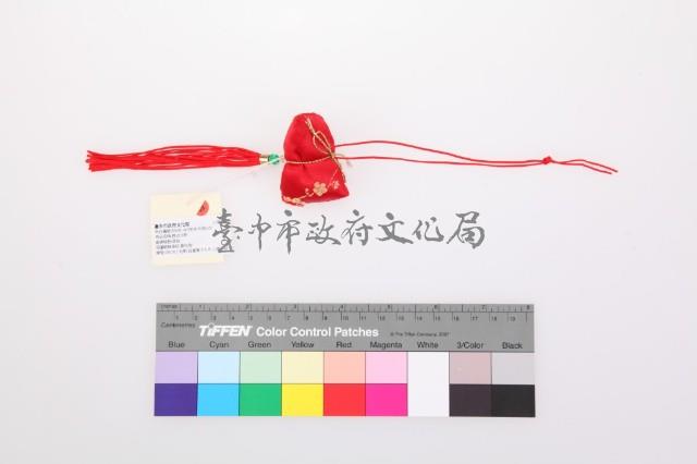 紅緞地梅花紋粽子香包藏品圖，第1張