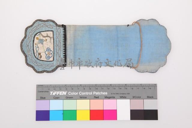 淡藍地雲型彩繡人物魚紋褡褳荷包藏品圖，第1張