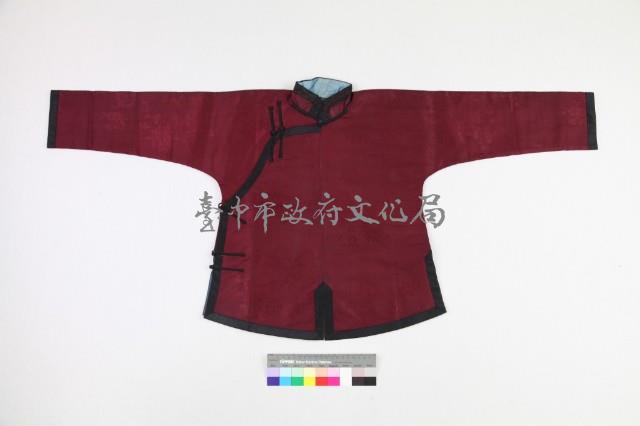 紫紅色絲質緹花大襟立領女童上衣藏品圖，第1張