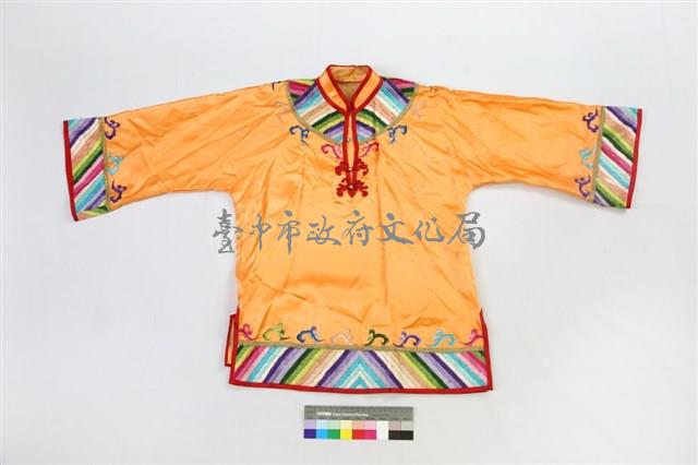 橘緞地彩繡鳳仙服套組藏品圖，第1張