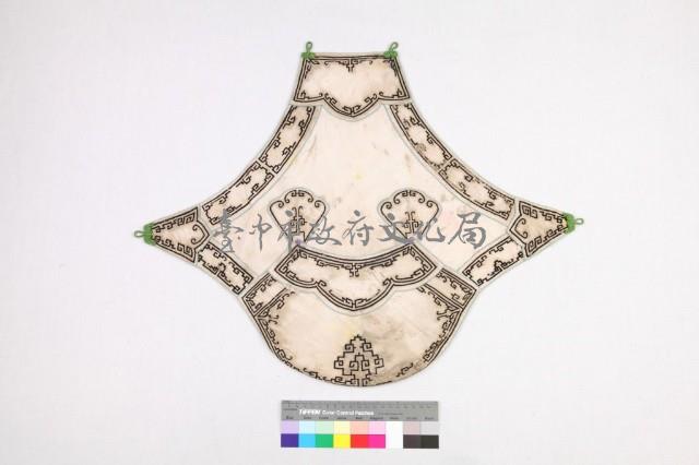 白綢地棕線繡拐子龍紋肚兜藏品圖，第1張