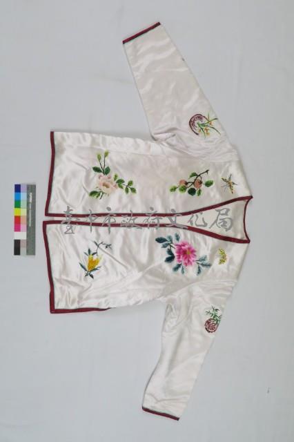 白緞地鑲紅邊彩繡花果吉紋對襟女短襖藏品圖，第1張