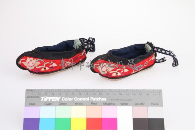 紅地彩繡花卉紋童鞋藏品圖，第1張