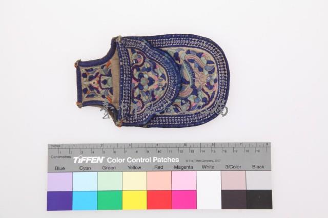 白地彩繡花卉蝴蝶紋單面方形荷包藏品圖，第1張