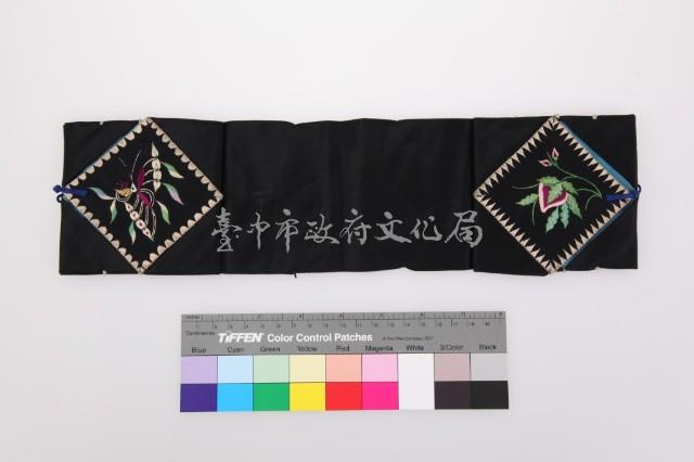 黑地彩繡花蝶獅紋褡褳荷包藏品圖，第1張