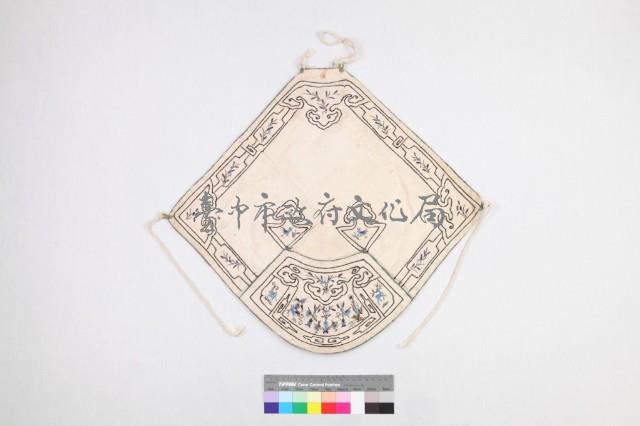 白棉地彩繡花鳥紋肚兜藏品圖，第1張