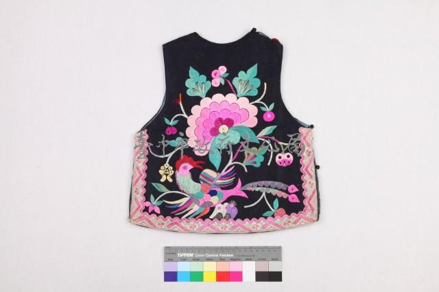 黑絨地彩繡牡丹公雞背心藏品圖，第1張