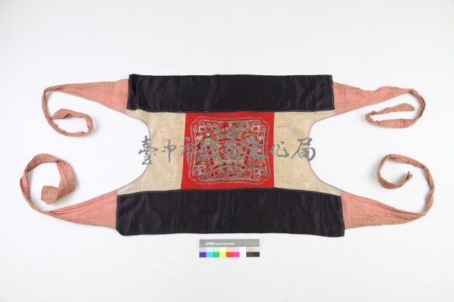 貼繡片揹帶藏品圖，第1張