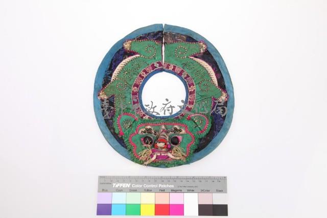 藍緞地綠虎圍涎藏品圖，第1張