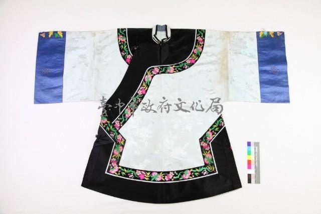 白綢地貼飾花卉繡帶大襟衫藏品圖，第1張