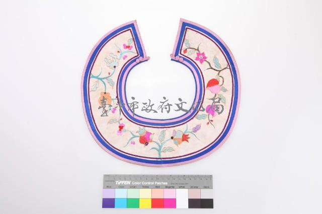 白緞地三多紋圍涎藏品圖，第1張