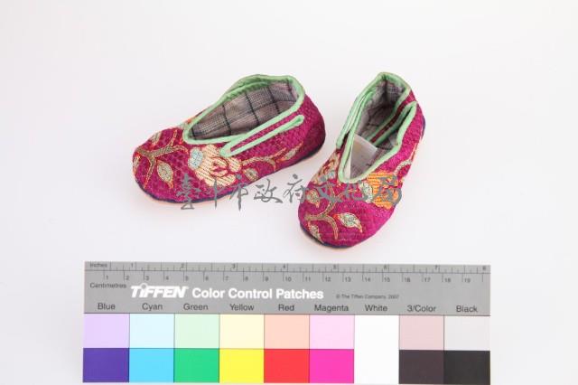 紫紅地納紗繡花卉紋童鞋藏品圖，第1張