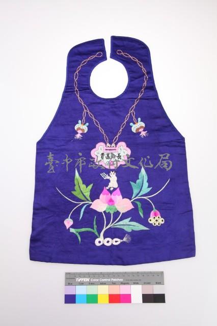 寶藍綢地彩繡蓮生貴子紋圍涎藏品圖，第1張