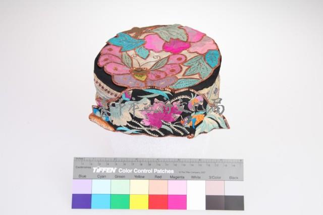 黑地彩繡蓮花紋平頂童帽藏品圖，第1張