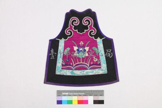 紫緞地如意雲頭蓮花紋肚兜藏品圖，第1張