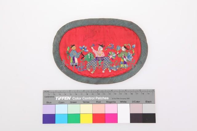 紅緞地彩繡麒麟送子紋橢圓形荷包藏品圖，第1張