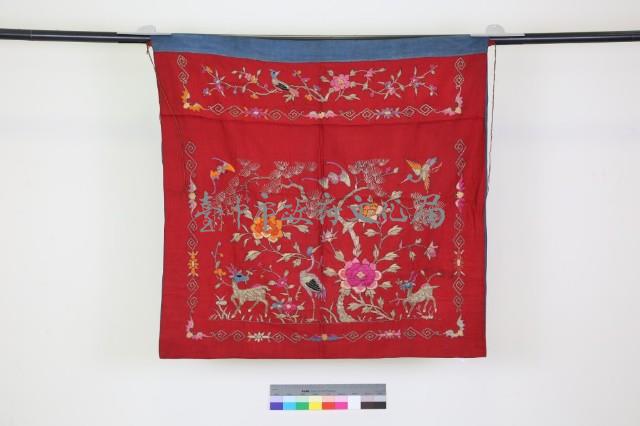 紅綢地彩繡松鶴花鳥紋桌圍藏品圖，第1張