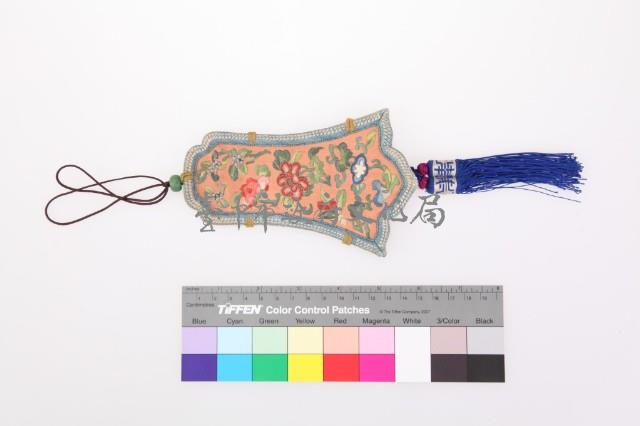 淺橘地彩繡花卉紋鑰匙袋藏品圖，第1張