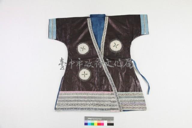 貴州黎平侗族繡花太陽紋盛裝上衣藏品圖，第1張