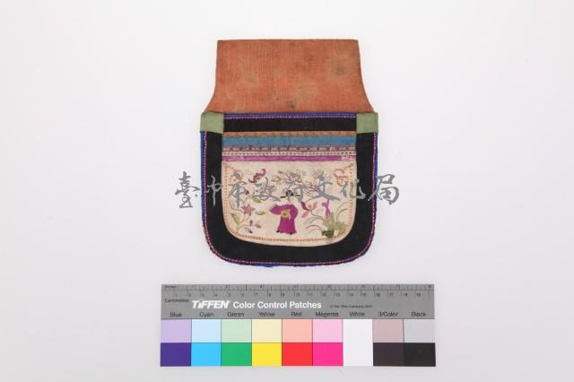 白緞地彩繡人物花卉紋單面方形荷包藏品圖，第1張