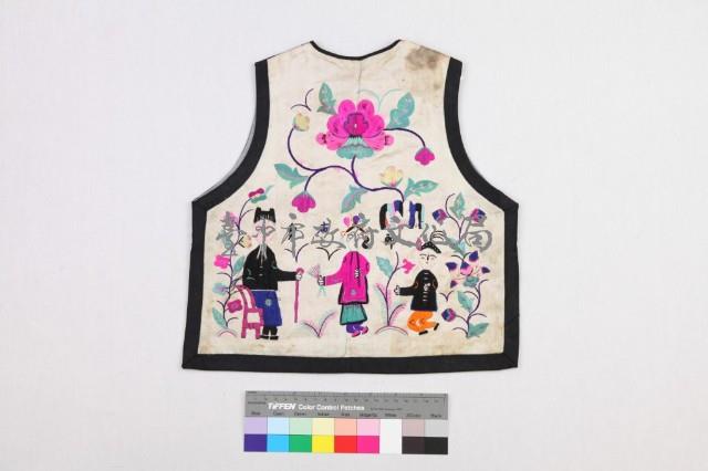 白緞地彩繡人物花卉紋背心藏品圖，第1張