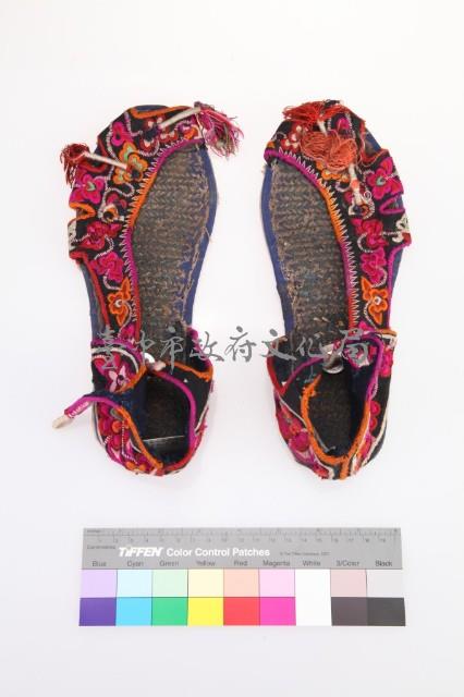雲南石屏彝族繡花男用涼鞋 藏品圖，第1張