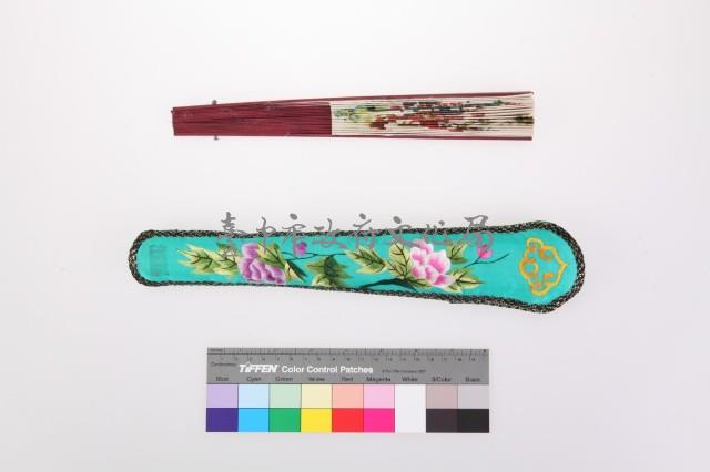 青色緞地鑲黑邊牡丹紋扇套組藏品圖，第1張