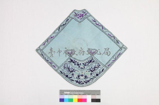 水藍棉地彩繡花鳥人物紋肚兜藏品圖，第1張