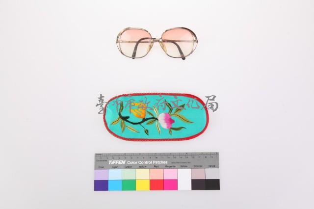 青綠緞地鑲紅邊彩繡果紋眼鏡袋組藏品圖，第1張