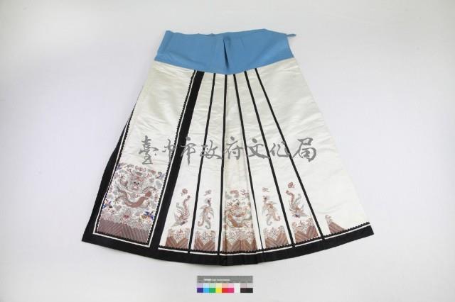 米白綢地彩繡龍鳳馬面裙藏品圖，第1張