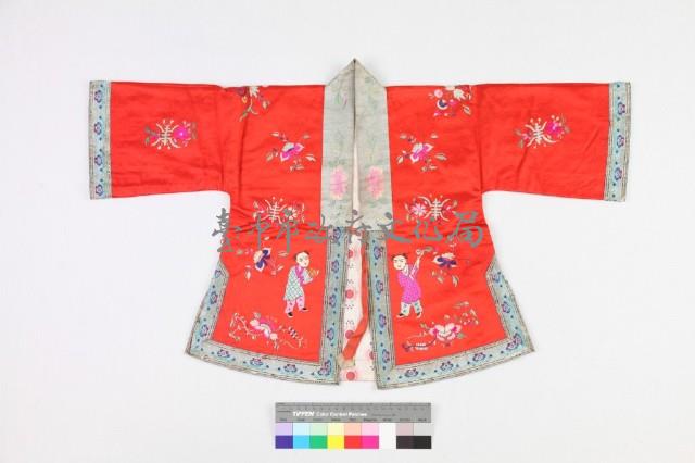 紅絲緞彩繡吉祥紋對襟童外褂藏品圖，第1張