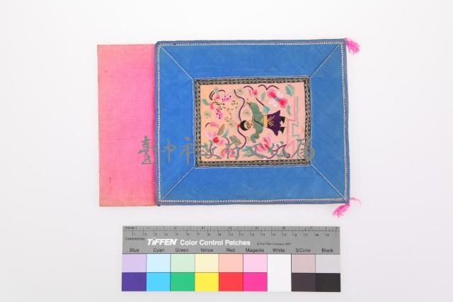 白緞地藍框彩繡雙翎人物紋單面方形荷包藏品圖，第1張