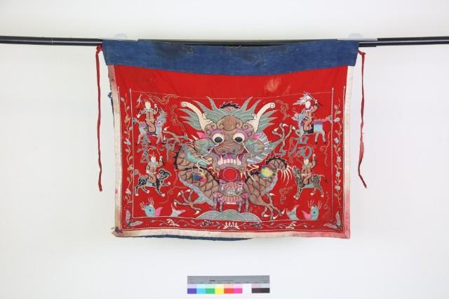 紅絨地彩繡立體龍紋桌圍藏品圖，第1張