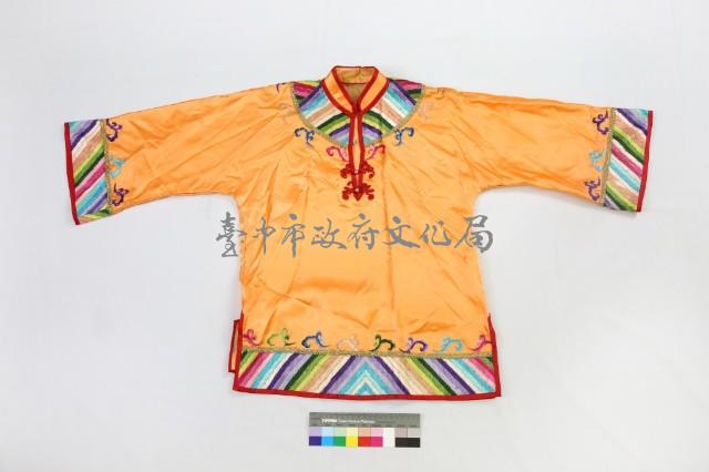 橘緞地彩繡鳳仙服-上衣藏品圖，第1張