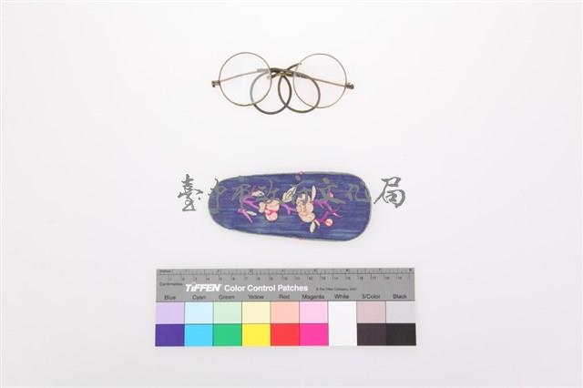 藍紫地提花布彩繡花卉紋眼鏡套一組-圓框眼鏡藏品圖，第1張