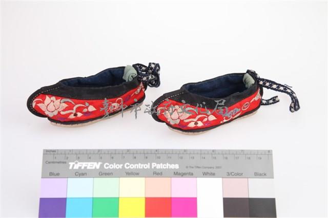 紅地彩繡花卉紋童鞋-1藏品圖，第1張