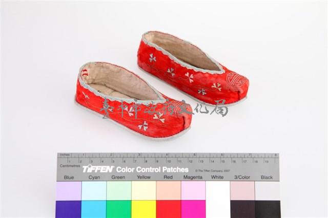 紅地彩繡花卉壽字紋童鞋-1藏品圖，第1張