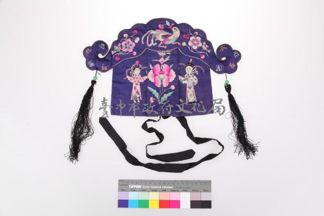 紫緞地彩繡花鳥人物紋狀元童帽藏品圖，第1張