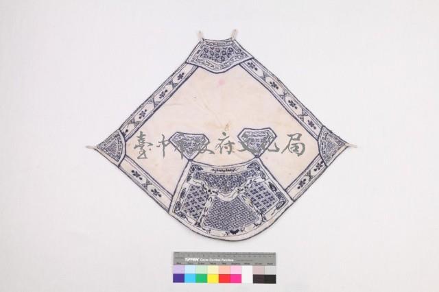 白棉地藍線繡幾何紋肚兜藏品圖，第1張