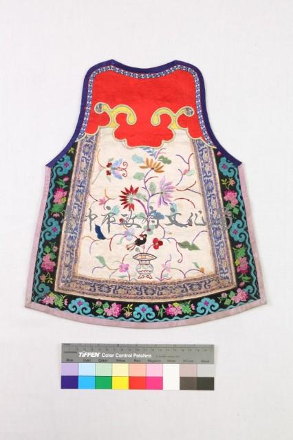 白緞地彩繡花蝶紋肚兜藏品圖，第1張