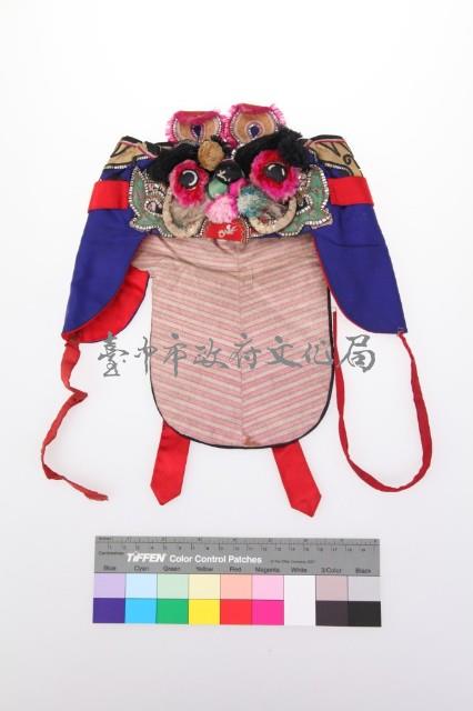 寶藍緞地刺繡虎頭幼童風帽藏品圖，第1張