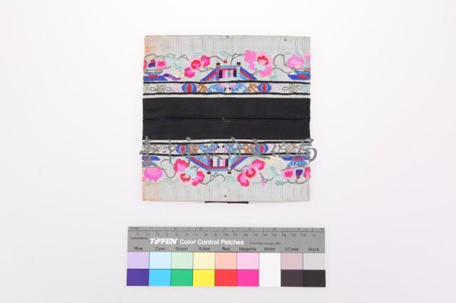 白地納紗繡方形摺疊荷包藏品圖，第1張